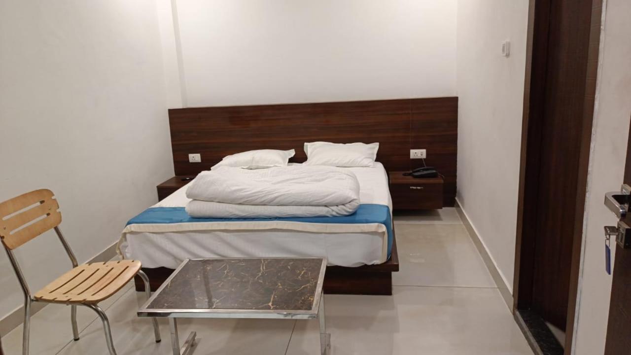 Hotel Cross Road By Wb Inn Unnao Exterior foto