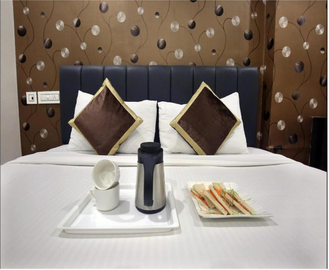 Hotel Cross Road By Wb Inn Unnao Exterior foto